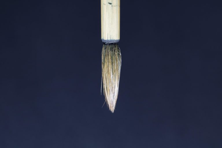 Pinceau encre chinoise pointe vers le bas