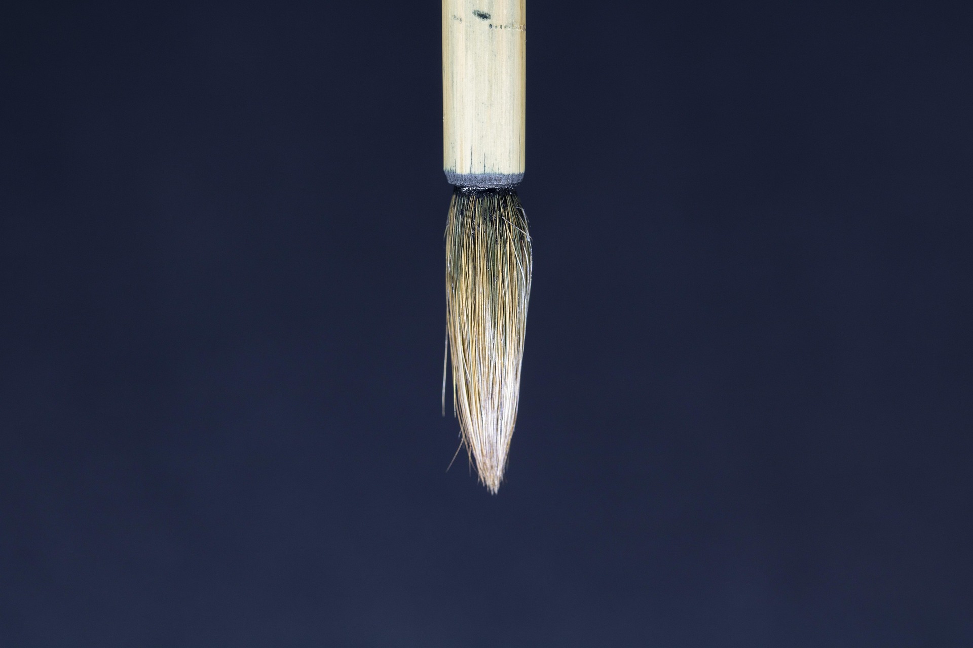 Pinceau encre chinoise pointe vers le bas